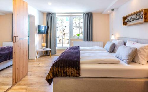 Ένα ή περισσότερα κρεβάτια σε δωμάτιο στο Ferienwohnung "Hirschbergsuite" - Mit Hotelfrühstück, Sauna, fast direkt am See