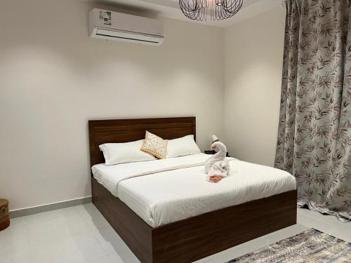 吉达استوديو النخيل الكلاسيكي的一间卧室，床上有一只毛绒玩具