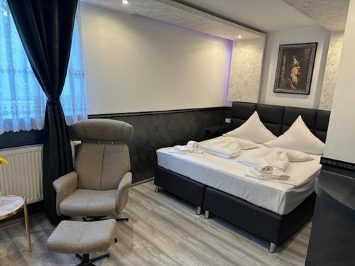 Leonardo's Sweet Hotel في Tappenbeck: غرفة فندق مع سرير وكرسي