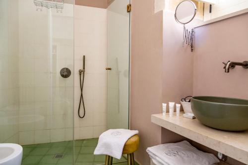 Casa dei Giurati في بالاتسولو أكريدي: حمام مع حوض ودش