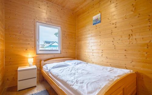 Un pat sau paturi într-o cameră la MożeMorze? Ośrodek Domków Letniskowych