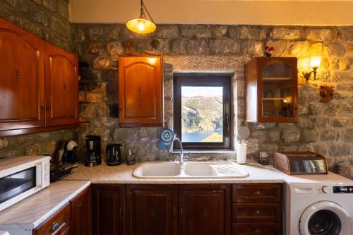 Кухня или мини-кухня в Taenarioum antico
