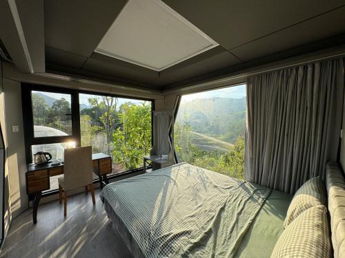 Rúm í herbergi á Halo Retreat