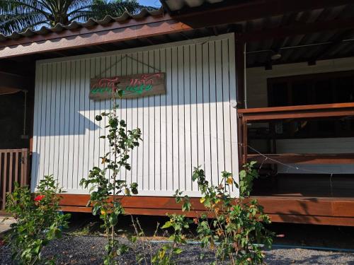 Ein Garten an der Unterkunft Peaceful Mountain Retreat in Ao Luek Tai