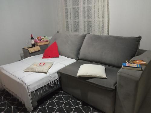 ポメロデにあるCanto dos Pássarosのリビングルーム(ソファ、枕2つ付)