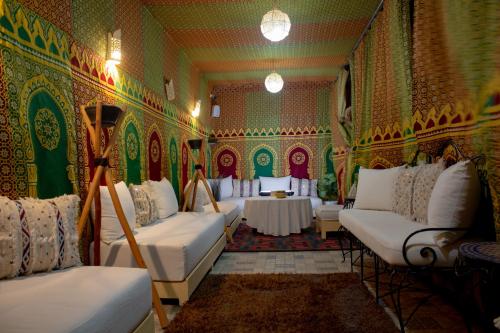 Khu vực ghế ngồi tại Riad ELBaroudi