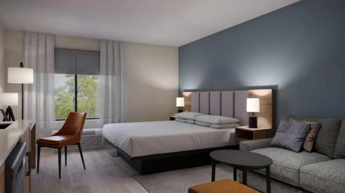 Postel nebo postele na pokoji v ubytování Hyatt Studios Huntsville