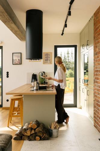 Rumiane pola - stodoła na Mazurach z widokiem na jezioro