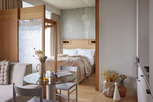 Ένα ή περισσότερα κρεβάτια σε δωμάτιο στο Locke at East Side Gallery