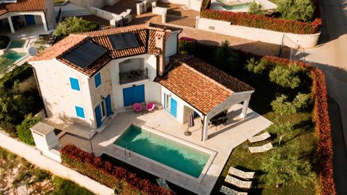 Bazén v ubytování Beautiful Villa Torre II with whirlpool in Tar nebo v jeho okolí