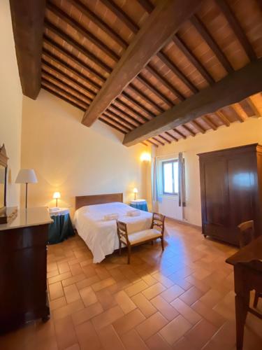 a bedroom with a bed and a table in a room at Tenuta La Casetta in Casciana Terme