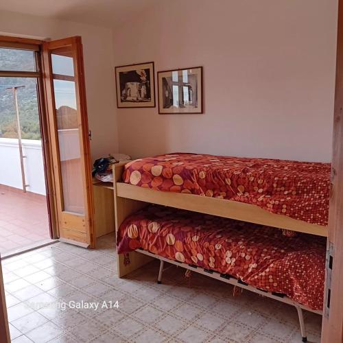 een slaapkamer met 2 stapelbedden en een balkon bij Villa Armonia in Spigno Saturnia