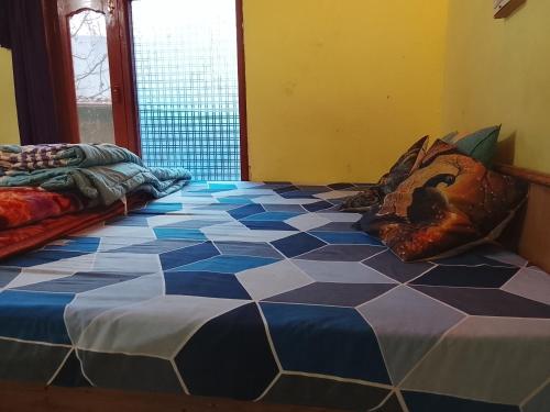 En eller flere senge i et værelse på Apple garden cafe and stay