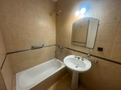 une salle de bains avec lavabo et baignoire dans l'établissement Departamento cerca de la playa a tres cuadras dela playa, à Mar del Plata