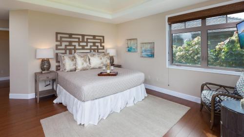 a bedroom with a bed and a window at ❤PiH❤ BLUE LAGOONHilton Resort PassHeated Pool Spa in Waikoloa