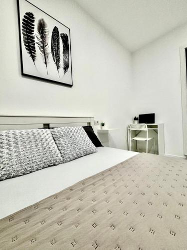 a bedroom with a large bed with a picture on the wall at Casa Capitan Coliving Coworking Digital Nomads in San Miguel de Abona