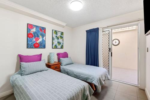 Ένα ή περισσότερα κρεβάτια σε δωμάτιο στο Poolside Escape at Alexandra Headland