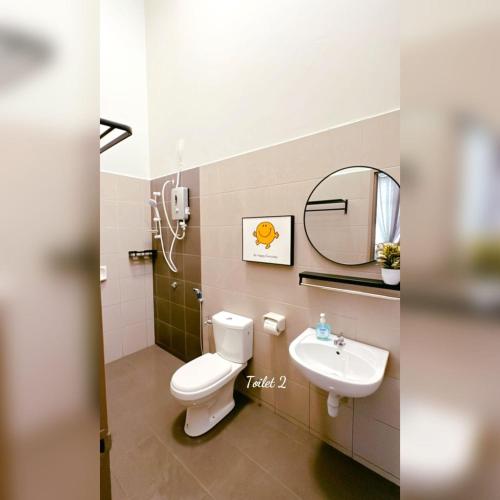 un baño con inodoro y lavabo en Grand Green Homestay Sungai Pelek Sepang, en Sungai Pelik