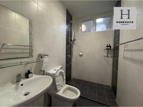 Ванная комната в Homexuite Vacation at Utama South 3
