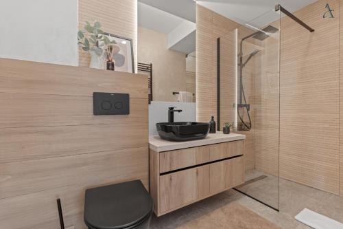 un bagno con lavandino e doccia di DaVinci Smart Villa a Otopeni