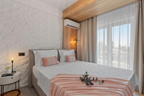 una camera da letto con un grande letto bianco e una finestra di DaVinci Smart Villa a Otopeni