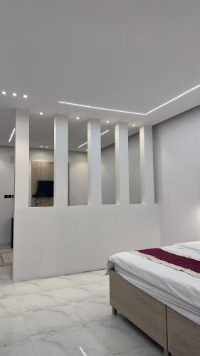 قصر الحياة للشقق المخدومة في القريّات: غرفة نوم بسرير وجدار ابيض