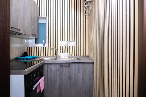 Kuchyň nebo kuchyňský kout v ubytování Napoli Suites Studios Aparthotel