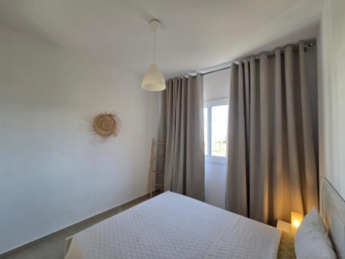 En eller flere senge i et værelse på Charmant appartement en résidence piscine