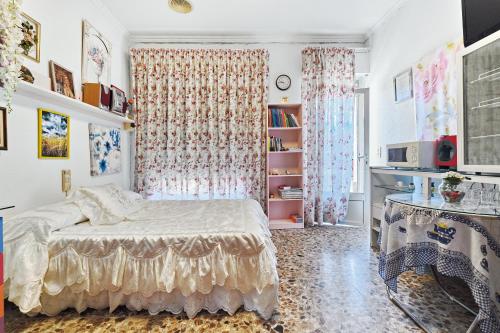 Un dormitorio con una cama y una ventana en Estudio Único Venta Ruizo con Piscina Wifi y Parking cerca de el Castillo, en Lorca