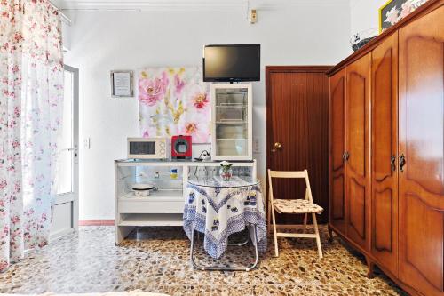 Habitación pequeña con mesa y microondas. en Estudio Único Venta Ruizo con Piscina Wifi y Parking cerca de el Castillo, en Lorca