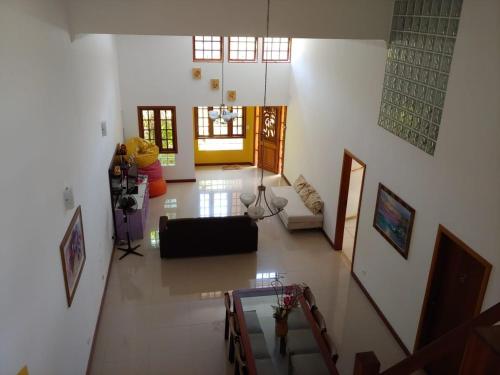 una vista dall'alto di un soggiorno con un divano di O Casarão a Cotia