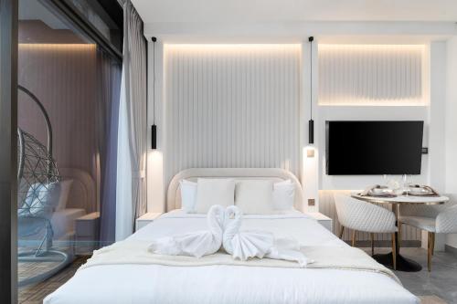 Modern Studio Canal & Pool View Business Bay