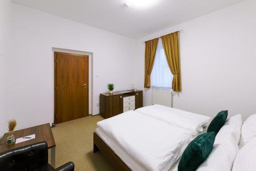 Φωτογραφία από το άλμπουμ του Eagle Hotel σε Báč