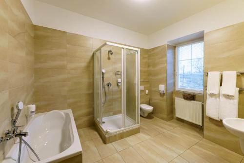 Phòng tắm tại Eagle Hotel