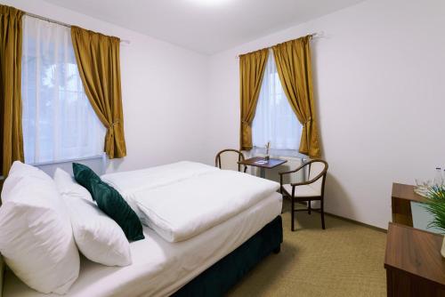 Giường trong phòng chung tại Eagle Hotel