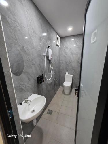 Un baño con ducha, lavabo e inodoro. en Bliss Homestay, en Simpang Ampat