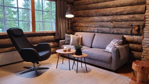 a living room with a couch and a chair at Holiday Home Vonkamies in Luosto