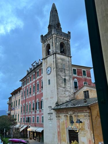 een gebouw met een klokkentoren voor een gebouw bij Nala & Leo central Seaview Apartment in Lerici