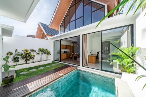 une vue extérieure d'une maison avec piscine dans l'établissement Harmony A29-Peaceful 1BR Retreat, à Seminyak