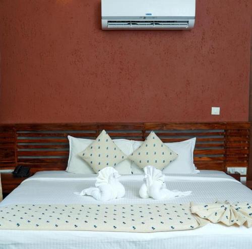 Una cama o camas en una habitación de Wayanad Silverwoods Forest Resort & Spa