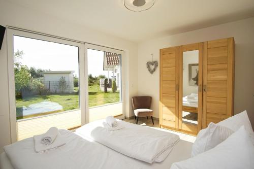 En eller flere senge i et værelse på Villa Kristall