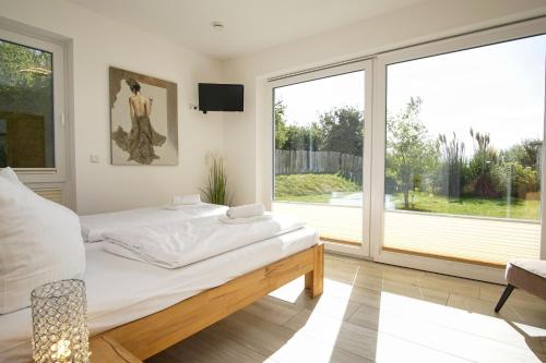 En eller flere senge i et værelse på Villa Kristall