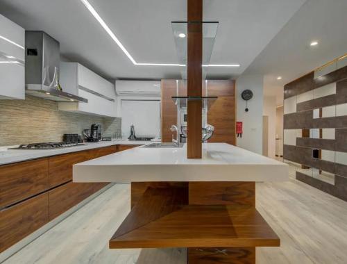 Kuchyň nebo kuchyňský kout v ubytování Shanti - a Luxury 3BR House with Rooftop Terrace