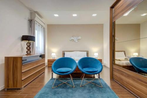 Postel nebo postele na pokoji v ubytování Shanti - a Luxury 3BR House with Rooftop Terrace