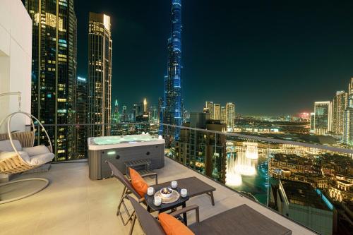 Luxury Downtown 2 Bedroom Apartment with amazing Burj and Fountain Views and Private Jacuzzi on a large Terrace