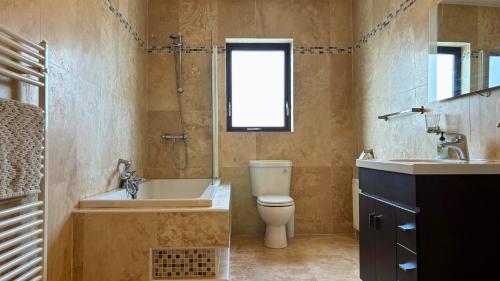 Phòng tắm tại Makeelan House