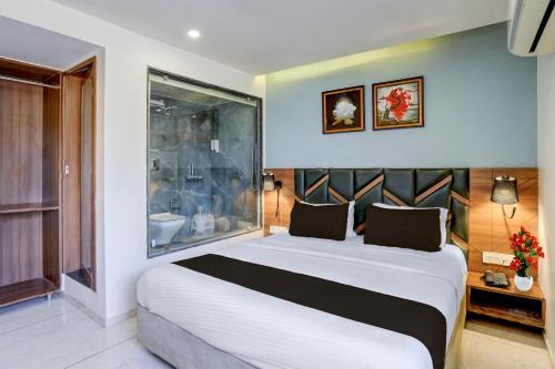 Una cama o camas en una habitación de Townhouse Vadodara Railway Junction Formerly Hotel Unique