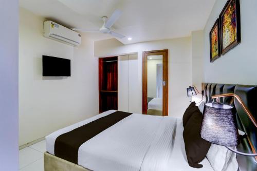 Una cama o camas en una habitación de Townhouse Vadodara Railway Junction Formerly Hotel Unique