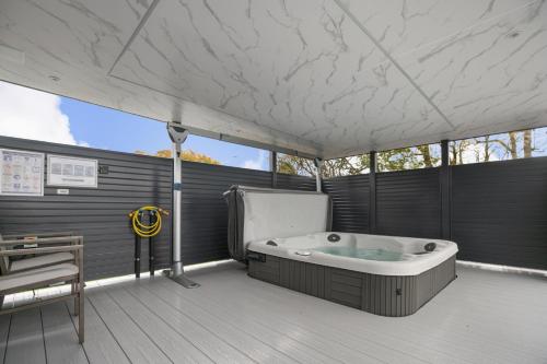 Fotografie z fotogalerie ubytování Arranview Lochside Pods & Lodges all with private Hot-tubs v destinaci Fenwick