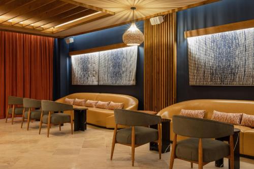 プンタ・カナにあるZel Punta Cana - All Suitesのソファ、テーブル、椅子のある待合室